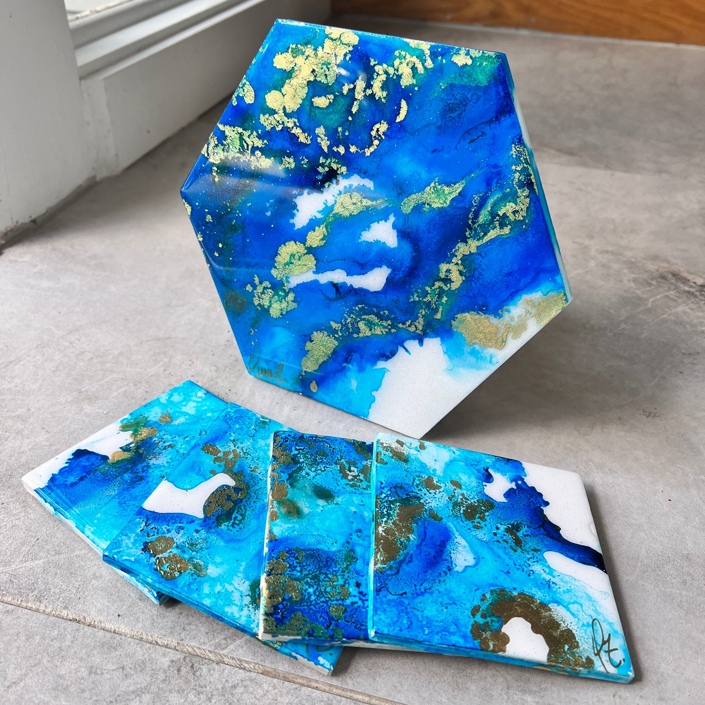 Electric blue hexagon tray with 4 pc coaster set